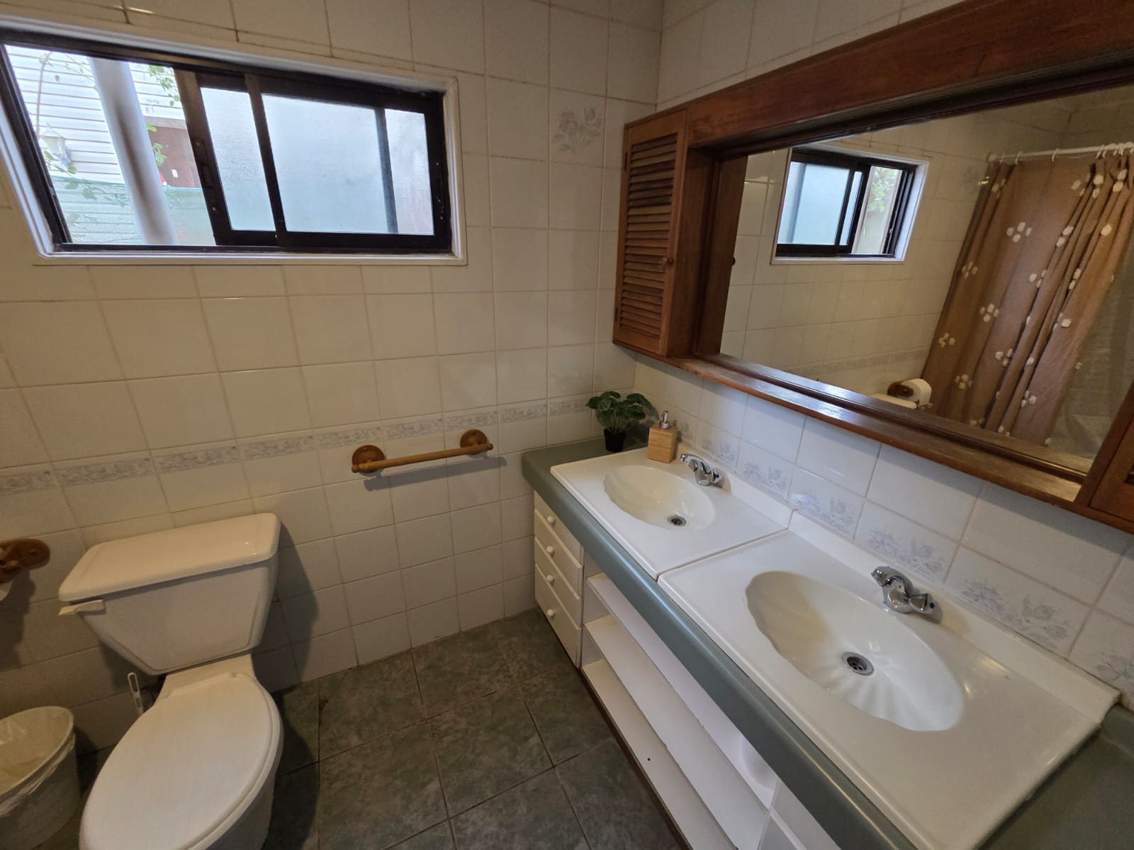 Baño compartido con doble lavamanos