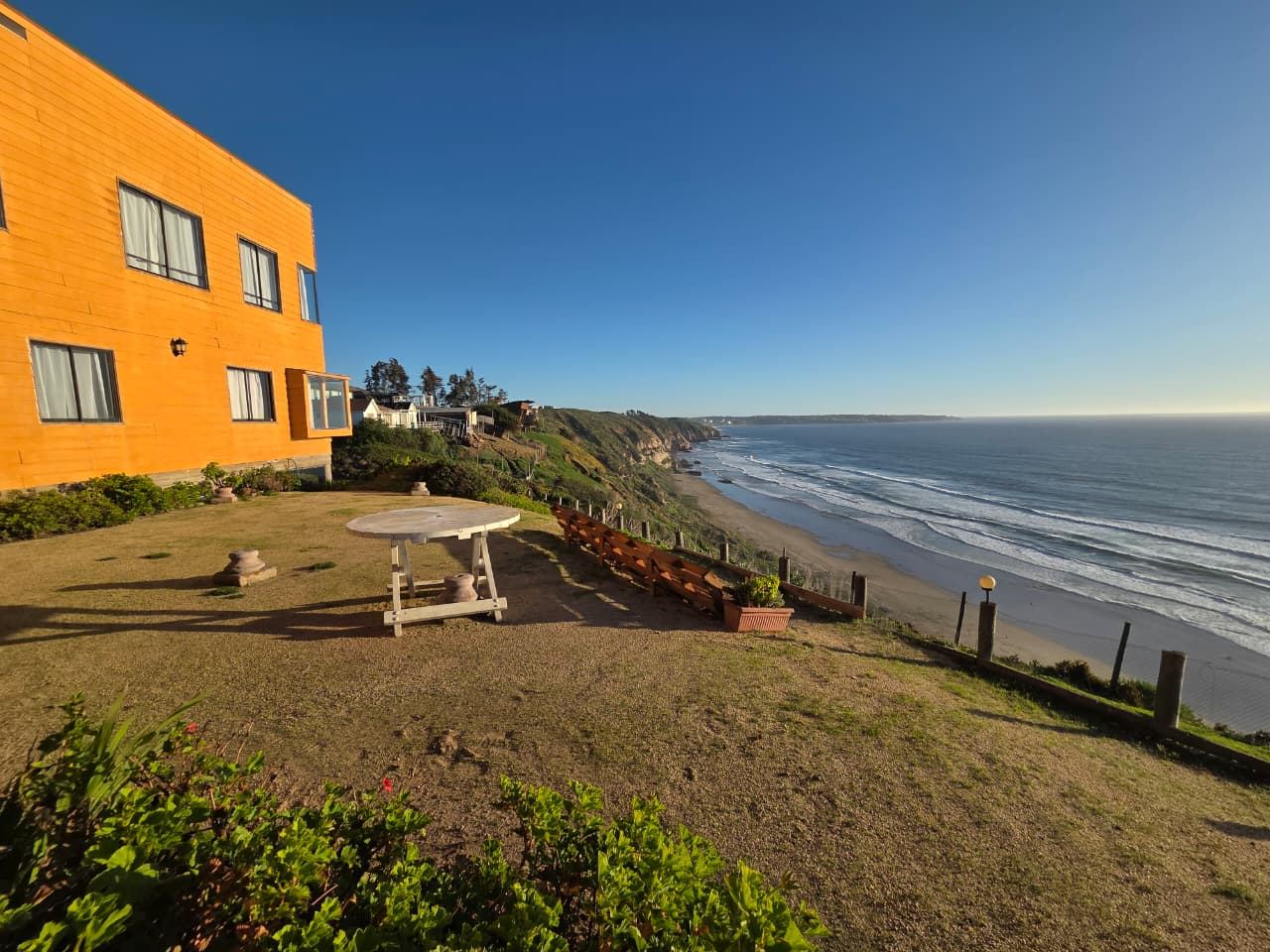 Terraza de la casona con vista a la costa