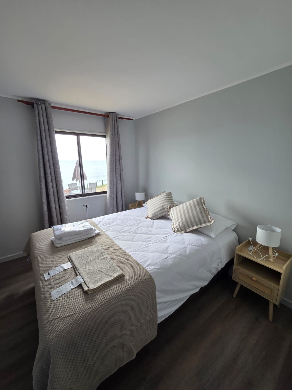Habitación Doble con cama matrimonial y ventana hacia el mar