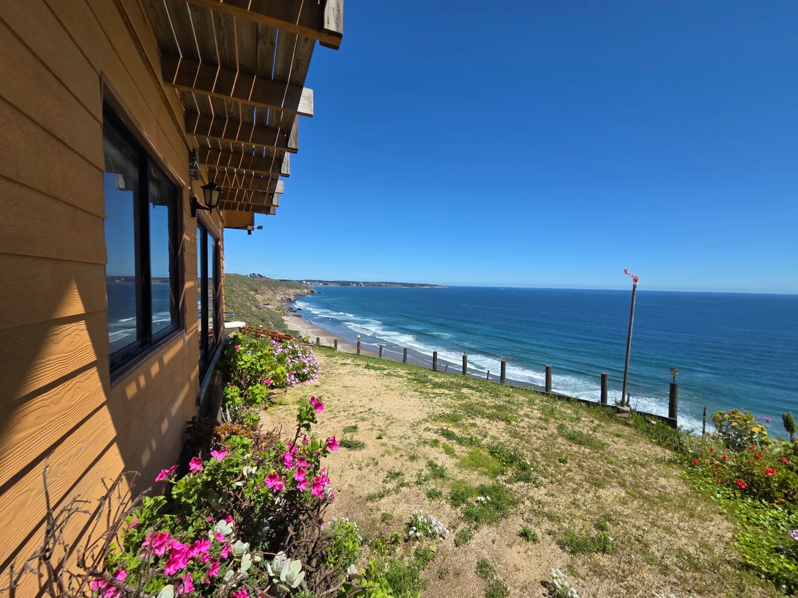 Vista al Pacífico desde Casona Maitencillo Sur, con la bahía y la playa abajo