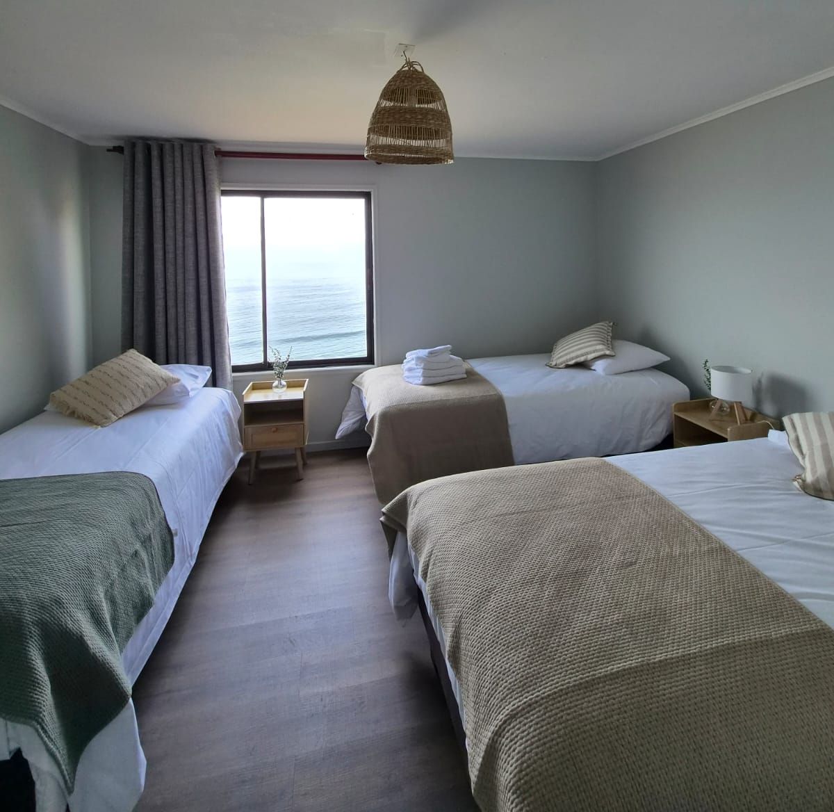 Habitación Familiar con tres camas y ventana hacia el mar