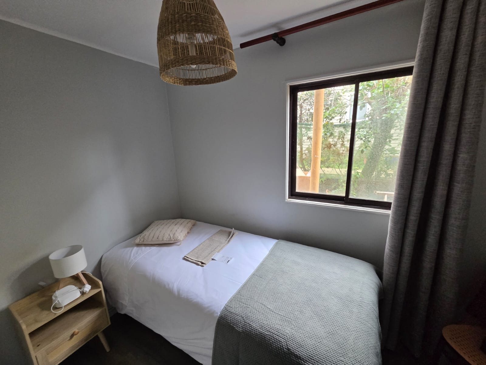 Habitación Single con cama de una plaza y ventana hacia el jardín